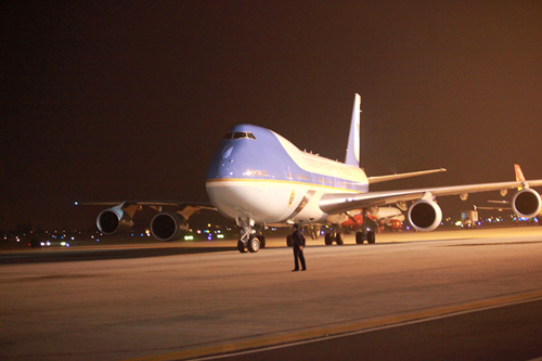 
Chiếc chuyên cơ Air Force One chở Tổng thống Obama vừa hạ cánh xuống sân bay Nội Bài lúc 21 giờ 35 phút tối 22-5
