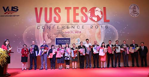 VUS TESOL 2016 - Trao quà cho diễn giả