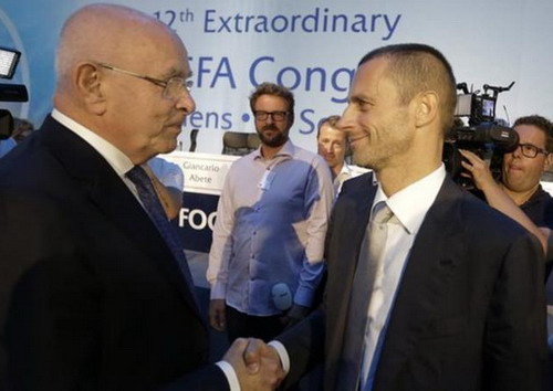 Michael Van Praag (trái) chúc mừng tân chủ tịch UEFA Ceferin