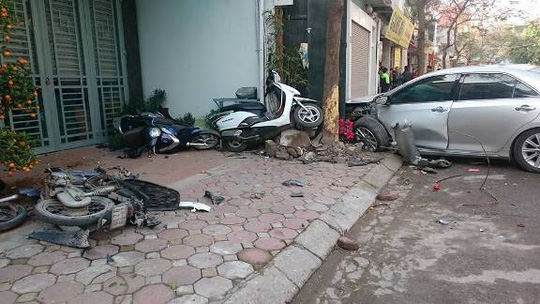 
Hiện trường vụ xe Camry gây nạn ở Hà Nội
