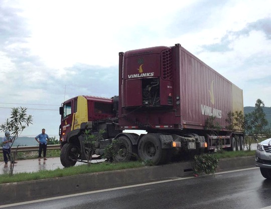 
Chiếc xe container leo lên dải phân cách, chắn ngang quốc lộ 1A
