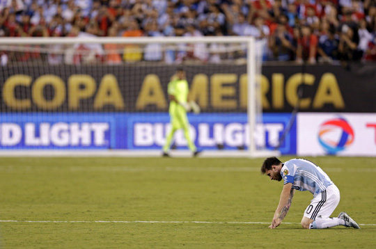 
Messi gục ngã sau trận thua Chile
