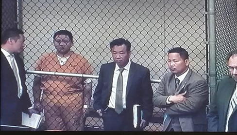 
Hình ảnh Minh Béo được chụp qua màn hình trong phiên luận tội ngày 15-4. Từ trái sang phải: Người thông dịch, Minh Béo, luật sư Đỗ Phủ, luật sư Anh Tuấn, chánh biện lý quận Cam, ông Tony Rackauckas - Ảnh: Zing
