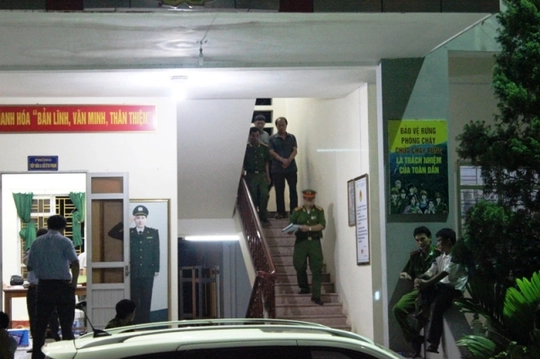 
Cảnh bắt giữ Lê Đức Hải, nguyên Trạm trưởng Đội Kiểm lâm cơ động số 1 - Chi cục Kiểm lâm tỉnh Thanh Hóa
