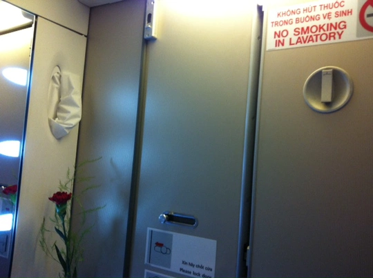 Mặc dù có biển cấm hút thuốc trong toilet trên máy bay song hành khách vẫn vi phạm - Ảnh: Tô Hà