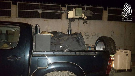 
54 tay súng Syria do Mỹ huấn luyện tới căn cứ Bab al Salama – Syria giữa tháng 7-2015 trên một đoàn xe tải sau khi hoàn thành 2 tháng huấn luyện ở TNK. Sau đó, họ về nhà nghỉ lễ Ramadan. Hai tuần sau, họ quay lại căn cứ là lọt vào bẫy của nhóm Nusra. Ảnh: North Press
