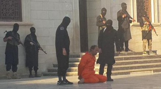 Binh sĩ Abdulnabi Shurgawi bị hành quyết bên ngoài một thánh đường Hồi giáo ở Libya. Ảnh: Daily Mail