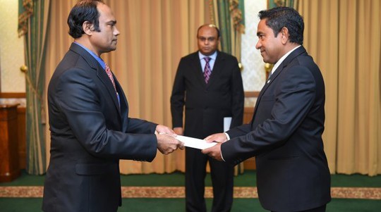 Tổng thống Yameen (phải) và Bộ trưởng quốc phòng Moosa Ali Jaleel (trái). Ảnh: Haveeru