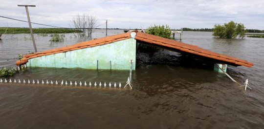 Thủ đô Asuncion của Paraguay nhiều nơi bị ngập nặng. Ảnh: Reuters