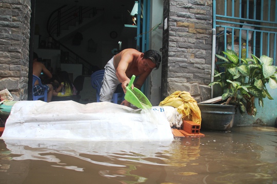 
Đến chiều nay, ông Trần Thanh Tâm Bửu Ngọc (chủ số nhà 25/51/12 đường số 6, khu phố 6, phường Hiệp Bình Phước) vẫn phải hì hục tát nước. Trước đó, cả đêm 23-10, gia đình ông Ngọc đã phải thức trắng để bơm nước ra ngoài
