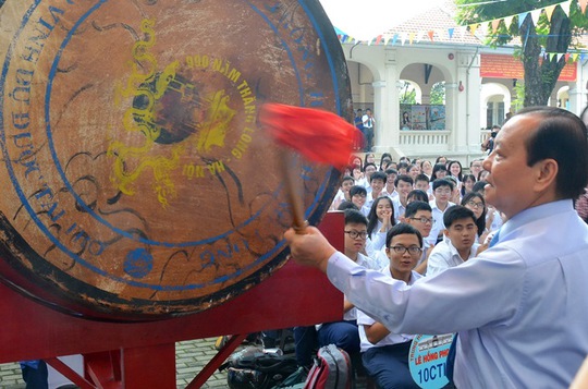 UVBCT - Bí thư Thành ủy TP HCM Lê Thanh Hải đánh trống khai giảng năm học mới tại trường chuyên Lê Hồng Phong. Ảnh: Tấn Thạnh