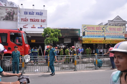 Ngọn lửa bùng cháy lớn đã thiêu rụi gần như toàn bộ căn nhà làm nơi kinh doanh quán hủ tiếu dê