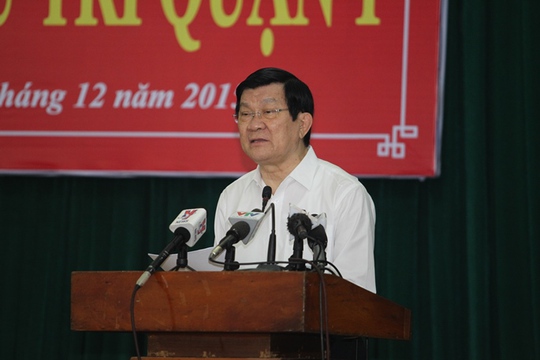 
Chủ tịch nước Trương Tấn Sang tiếp xúc cử tri quận 1, TP HCM sáng 5-12.
