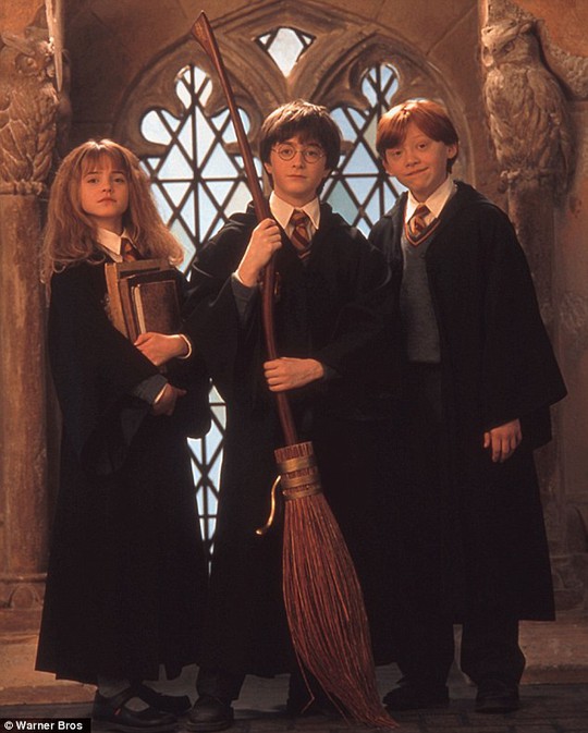 Daniel Radcliffe (giữa), thuở nhỏ, vào vai Harry Potter
