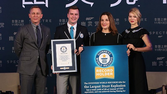 Nam diễn viên Daniel Craig, người vào vai James Bond, nữ diễn viên Lea Seydoux và nhà sản xuất phim Barbara Broccoli đến nhận chứng nhận kỷ lục