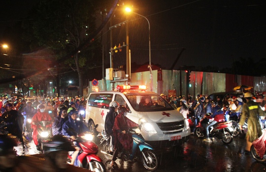 
Thậm chí xe cứu thương cũng phải hụ còi trong tuyệt vọng tại giao lộ Út Tịch - Nguyễn Thái Bình (phường 14, quận Tân Bình)
