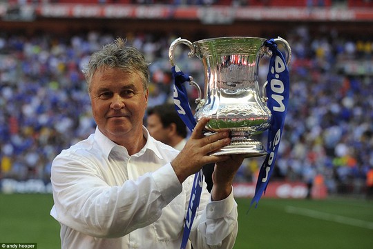 Cựu HLV Chelsea Hiddink là ứng cử viên sáng giá thay thế ông Mourinho