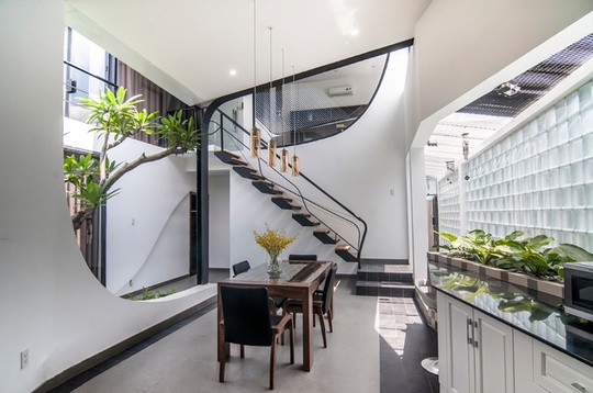 Ngôi nhà hai tầng có diện tích mặt bằng 160 m2, tọa lạc trong một con hẻm nhỏ tại Sài Gòn.