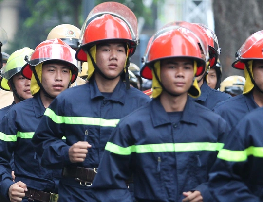 
Ngay sau khi phát hiện đám cháy, lực lượng PCCC tại chỗ đã nhanh chóng liên hệ với cảnh sát PCCC để thông báo
