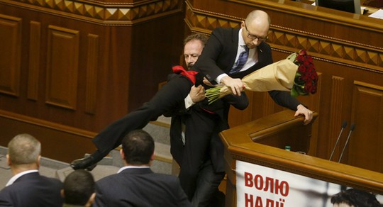 Nghị sĩ đối lập Oleg Barna nhấc bổng Thủ tướng Arseniy Yatsenyuk. Ảnh: Reuters