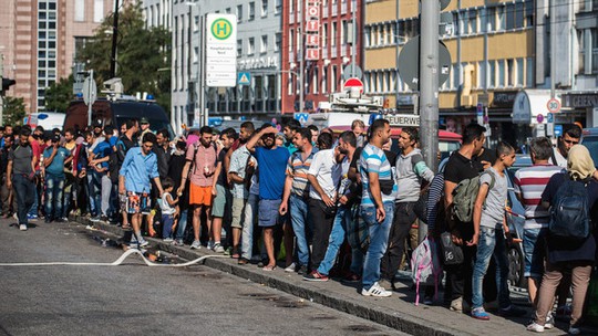 Người di cư chờ lên tàu tại trung tâm TP Munich - Đức. Ảnh: Finacial Times