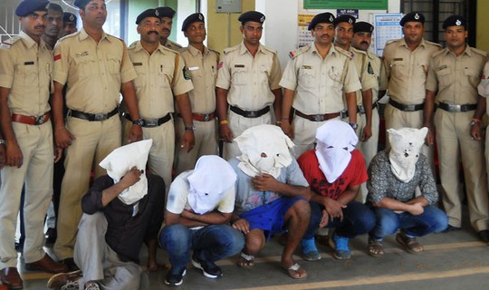 Một nhóm yêu râu xanh khác bị cảnh sát Ấn Độ bắt tại thủ đô New Delhi tháng 6 vừa qua. Ảnh: India