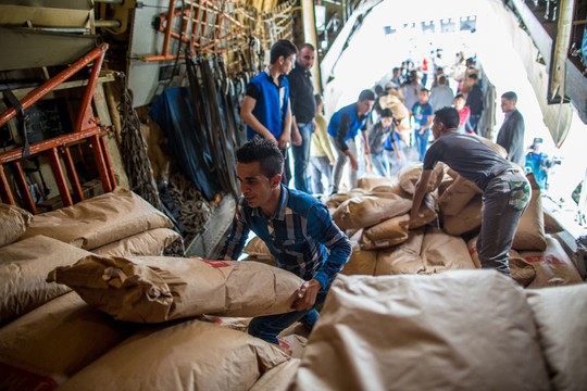 Moscow gửi hơn 20 tấn hàng viện trợ, gồm thịt cá đóng hộp, sữa, đường và chăn đến TP Latakia của Syria. Ảnh: RIA Novosti
