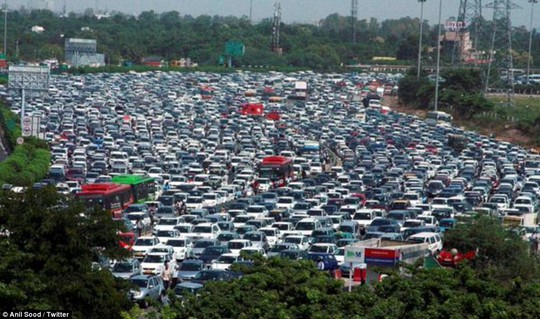 Kẹt đường cao tốc NH-8 nối liền thủ đô New Delhi và TP Gurgaon. Ảnh: Twitter