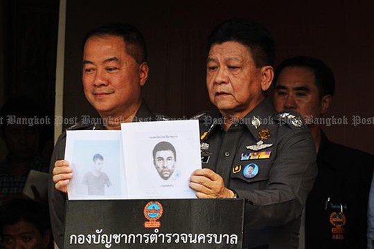 Phát ngôn viên cảnh sát quốc gia Prawut Thavornsiri cầm chân dung của Abudustar Abdulrahman (phải) và một nghi can khác trong vụ đánh bom. Ảnh: The Bangkok Post