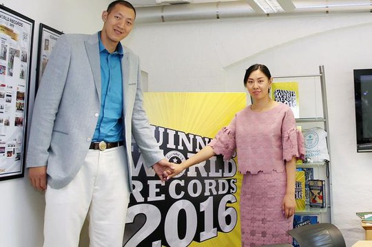 Anh Sun Ming và chị Xu Yan tại lễ trao giải kỷ lục thế giới 2016. Ảnh: Tân Hoa Xã