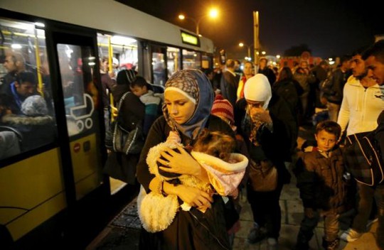 Người tị nạn Syria tại Áo lên tàu đến Berlin - Đức hôm 11-9. Ảnh: Reuters