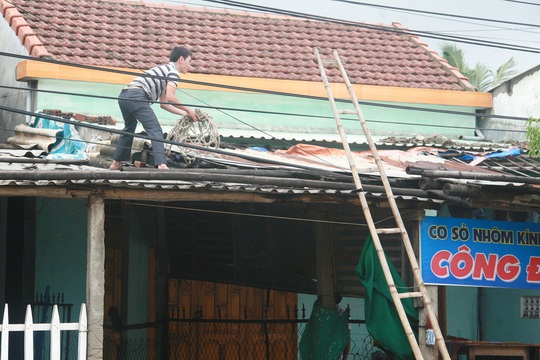 Người dân ở xã Tam Thanh, TP Tam Kỳ gia cố nhà cửa tránh bão