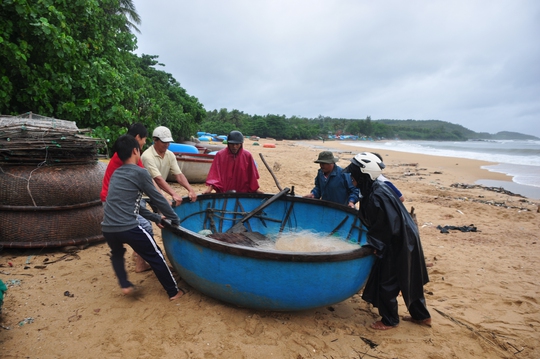 Ngư dân Quảng Ngãi chuyển tàu thuyền đối phó bão số 3