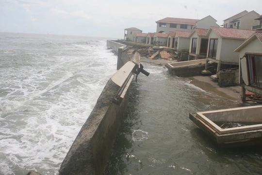 
Khu nghỉ dưỡng Đồng Dương bị sóng biển xâm thực nghiêm trọng

