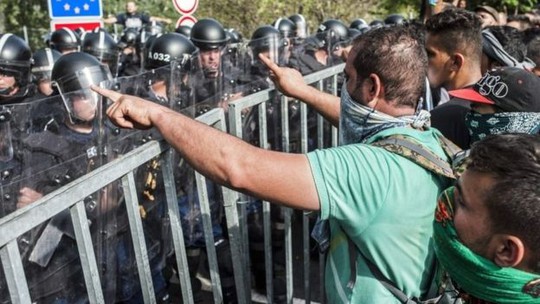 Cảnh sát Hungary đóng cửa biên giới với Serbia. Ảnh: EPA