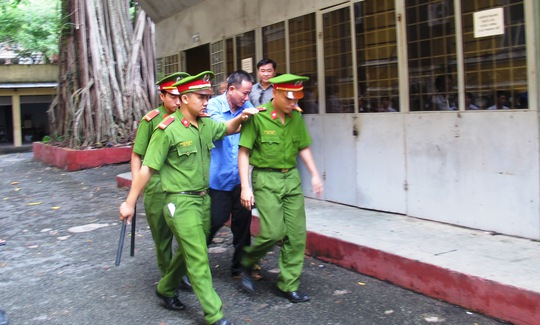Bị cáo Lê Văn Lũy ra xe dẫn giải sau khi tòa tuyên án