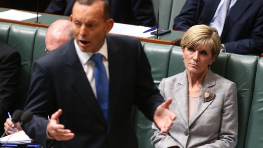 Cựu thủ tướng Tony Abbott (trước) và bà Julie Bishop (ngồi sau). Ảnh: SMH