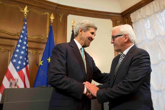 
Ngoại trưởng Mỹ John Kerry (trái) bắt tay Ngoại trưởng Đức Frank-Walter Steinmeier

tại cuộc hội đàm ở Berlin hôm 20-9. Ảnh: Reuters
