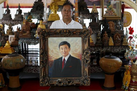 
Thủ lĩnh “áo đỏ” Kwanchai Praipana cầm ảnh ông Thaksin ở văn phòng tỉnh Udon Thani ngày 15-9.

Ảnh: Reuters
