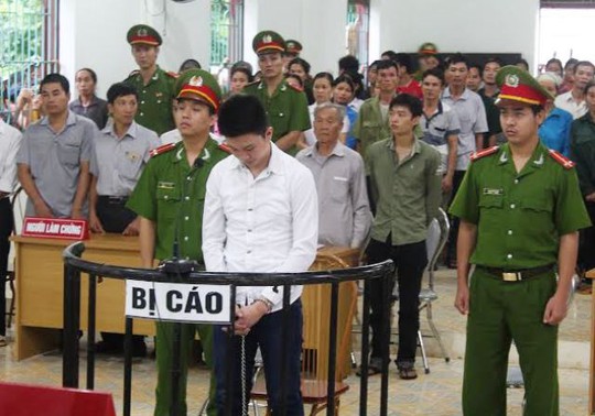 
Giết người dã man, nhưng chưa tới 18 tuổi nên Ngô Minh Đức chỉ bị tuyên phạt 18 năm tù giam
