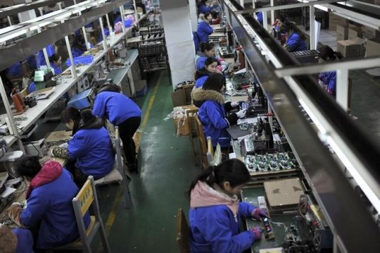 Công nhân Trung Quốc làm việc trong một nhà máy ở tỉnh An Huy. Ảnh: Reuters