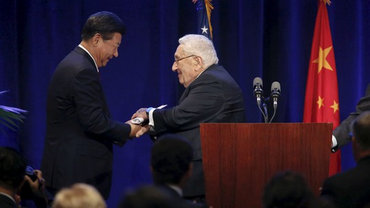 Cựu Ngoại trưởng Mỹ Henry Kissinger (phải) chào đón ông Tập Cận Bình tại TP Seattle. Ảnh: Reuters