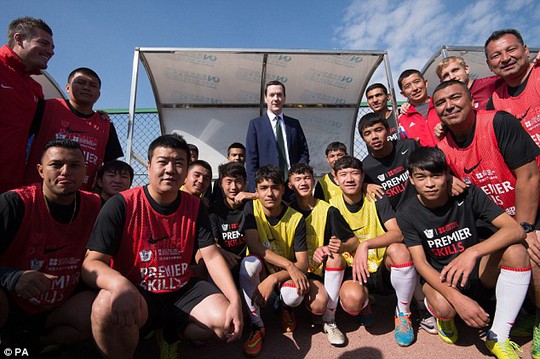 Bộ trưởng Osborne gặp các cầu thủ trẻ tại trường đào tạo bóng đá Soong Ching Ling. Ảnh: PA