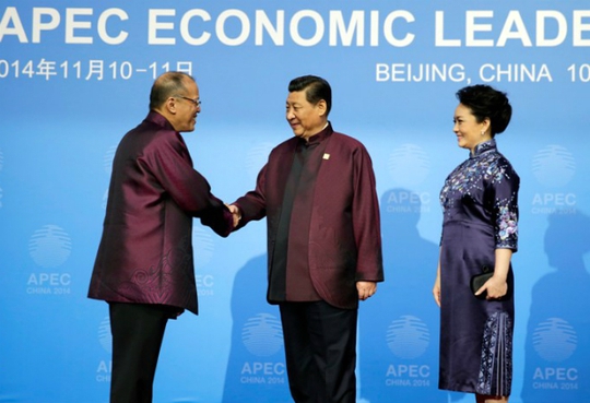 Tổng thống Philippines Benigno S. Aquino III (trái) tại Trung Quốc tháng 11-2014. Ảnh: Phil Star