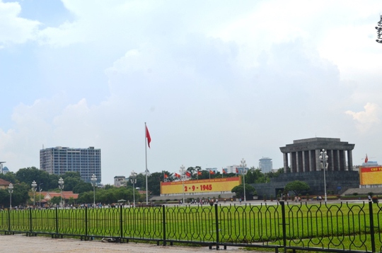 Mặt trước tòa nhà hướng thẳng ra Lăng Chủ tịch Hồ Chí Minh, Tòa nhà Quốc hội