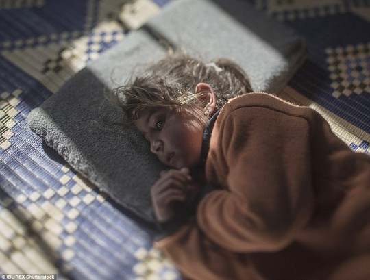 Tamam, 5 tuổi, đang ở Azraq, Jordan. Cô bé vẫn còn ám ảnh bởi những trận không kích ở tỉnh quê nhà Homs dù đã bỏ trốn khỏi Syria hơn 2 năm. Ảnh: IBL