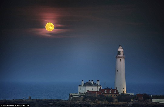 
Siêu trăng xuất hiện trên Ngọn hải đăng ở Whitley Bay, North Tyneside, Anh
