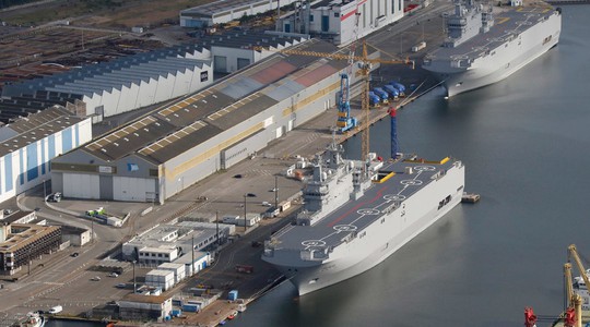 Hai tàu sân bay trực thăng lớp Mistral Sevastopol (dưới) và Vladivostok tại nhà máy đóng tàu STX Les Chantiers de lAtlantique, miền Tây nước Pháp. Ảnh: Reuters