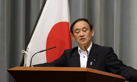 Chánh văn phòng Nội các Nhật Bản Yoshihide Suga từ chối tiết lộ thông tin vụ gián điệp. Ảnh: AP