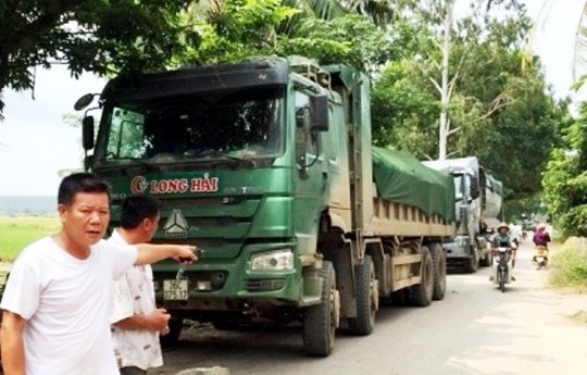 
Người dân búc xúc kéo ra đường chặn xe tải vào trưa ngày 30-9. Ảnh N.Quỳnh
